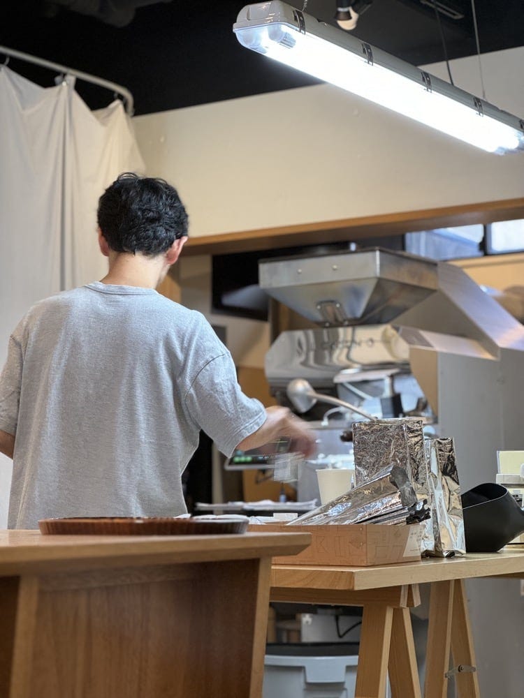 Na zdjęciu barista jednej z japońskich kawiarnii specialty.