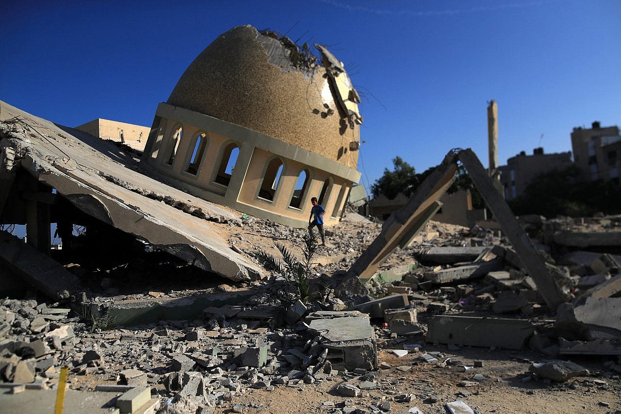 The ruins of Al-Amin Muhammad Mosque which was destroyed in an Israeli airstrike on October 20, Khan Younis refugee camp, southern Gaza Strip, October 31, 2023. (Mohammed Zaanoun/Activestills)