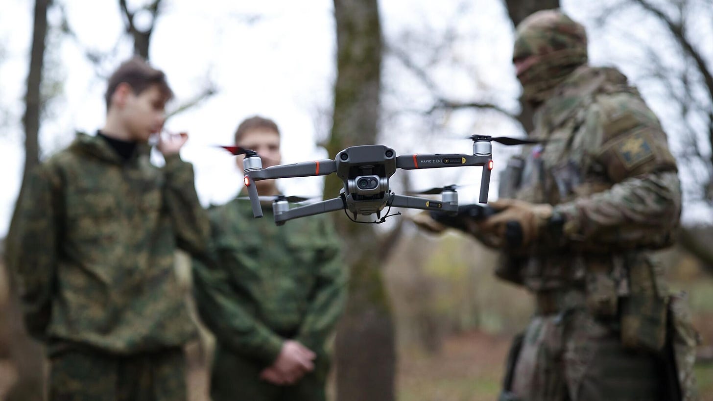 An instructor teaches how to use a drone during preliminary military training - Sputnik International, 1920, 16.12.2024