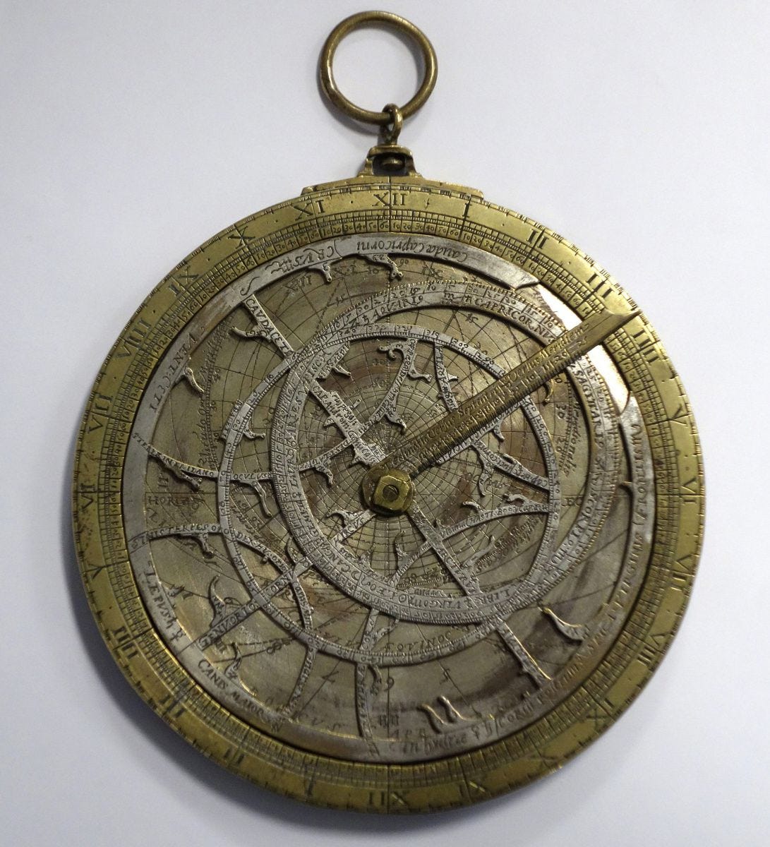 Um Astrolábio com cerca de 400 anos, ele possui diversos discos feitos de diferentes materiais, com inscrições ao longo de toda a circunferência, há uma agulha móvel no centro.