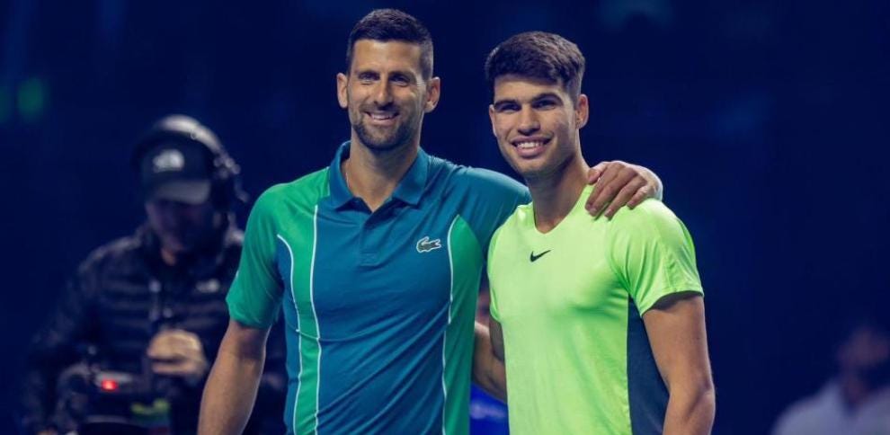 Alcaraz vence a Djokovic en un partido de exhibición