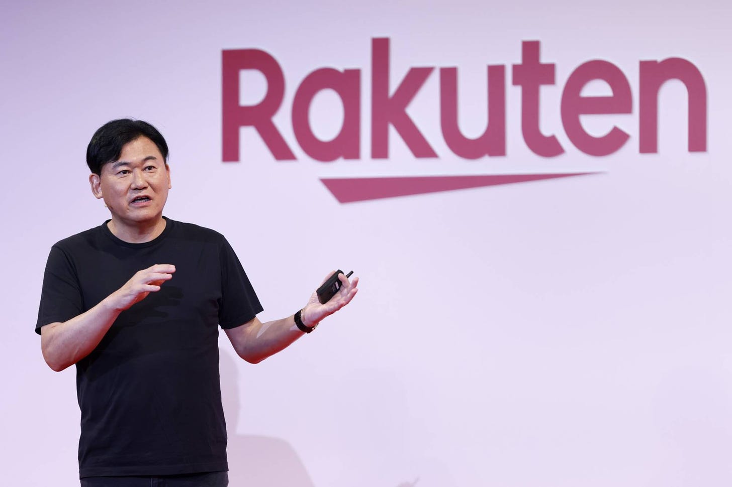 Struggling Rakuten may need to phone a friend for help with mobile bet |  The Japan Times