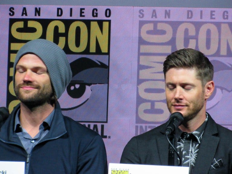 jared padalecki jensen ackles eyes close for supernatural comic con mttg panel