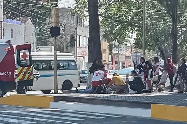 Hombre sufre infarto y fallece en vía pública de Tehuacán