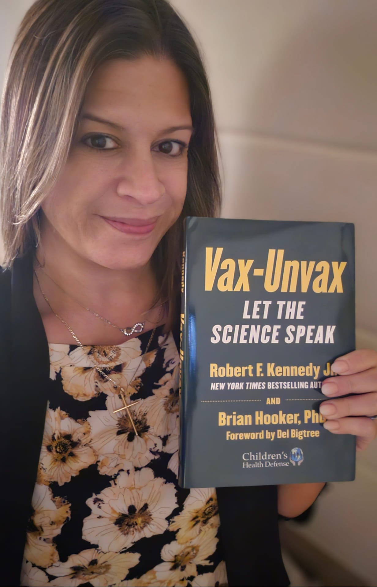 May be an image of 1 person, book and text that says 'Vax Vax-Unvax LET THE SCIENCE SPEAK Robert Kennedy NEW ORK TIMES BESTSELLING UT AND Brian Hooker, Pho Foreword by Del Bigtree Children's Health Detense'