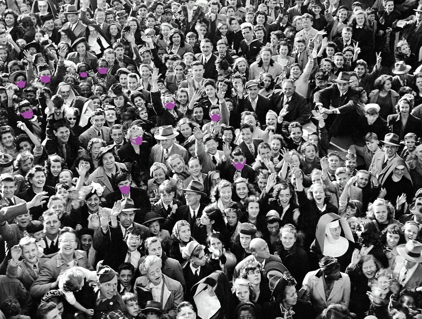Photo en noir et blanc d’une foule de gens qui saluent la caméra en souriant, parmi elles et eux de rares personnes portent un masque qui ressort de l’image en étant coloré en violet.
