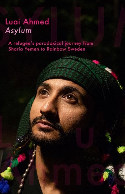 Ahmedin ensiteos käsittelee hänen kokemuksiaan pakolaisena toisistaan täysin eroavista kulttuureista.
