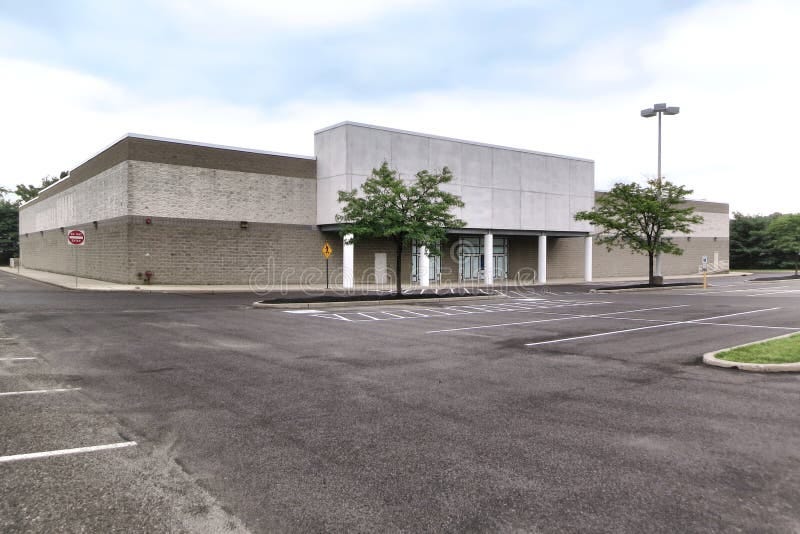 Empty and vacant big box brick and mortar retail store with deserted parking lot waiting for a commercial real estate lease and occupancy. Big box store stock images, royalty-free photos and pictures