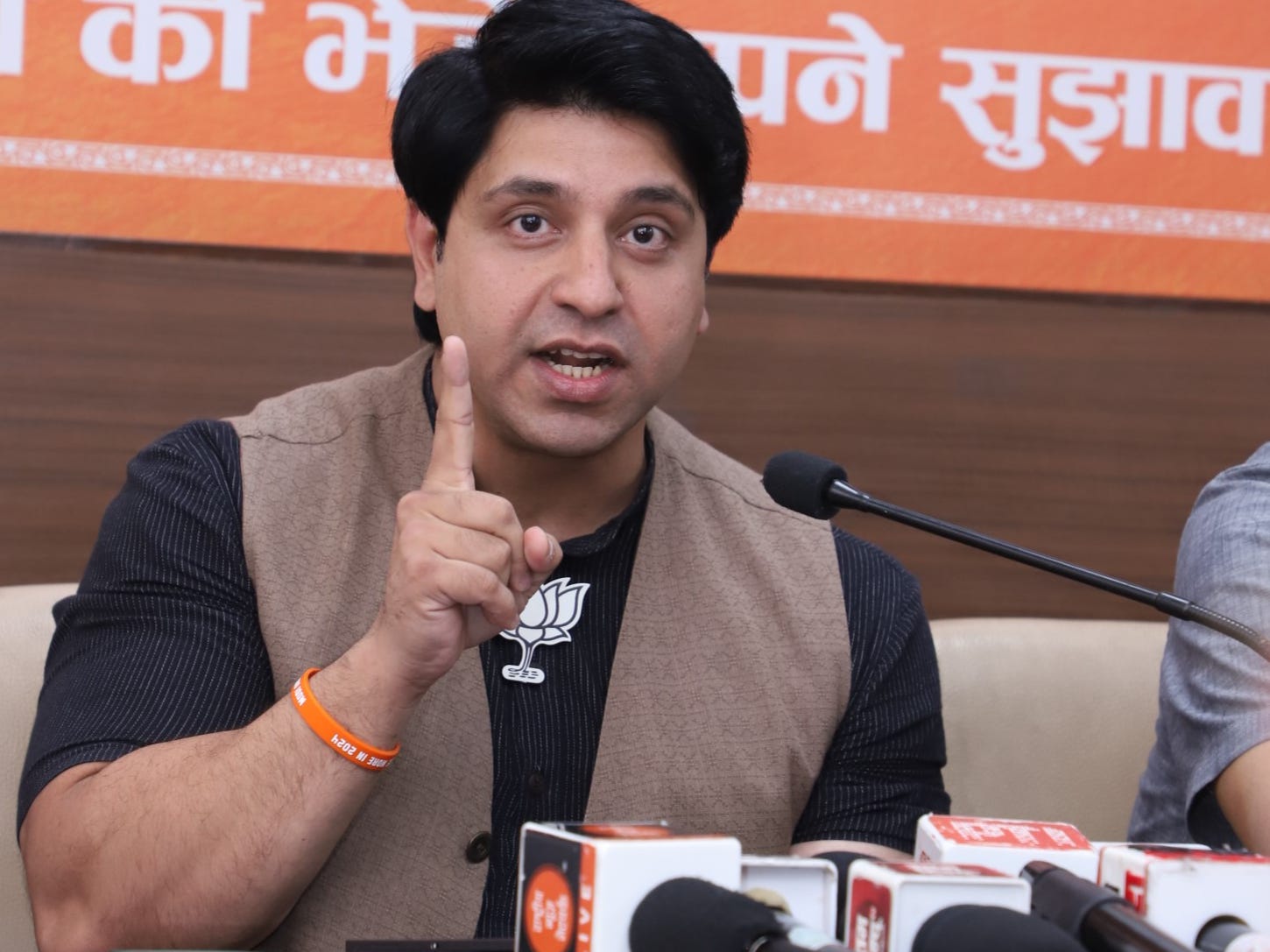 भाजपा नेता शहजाद पूनेवाला ने कांग्रेस पर साधा निशाना। - Dainik Bhaskar