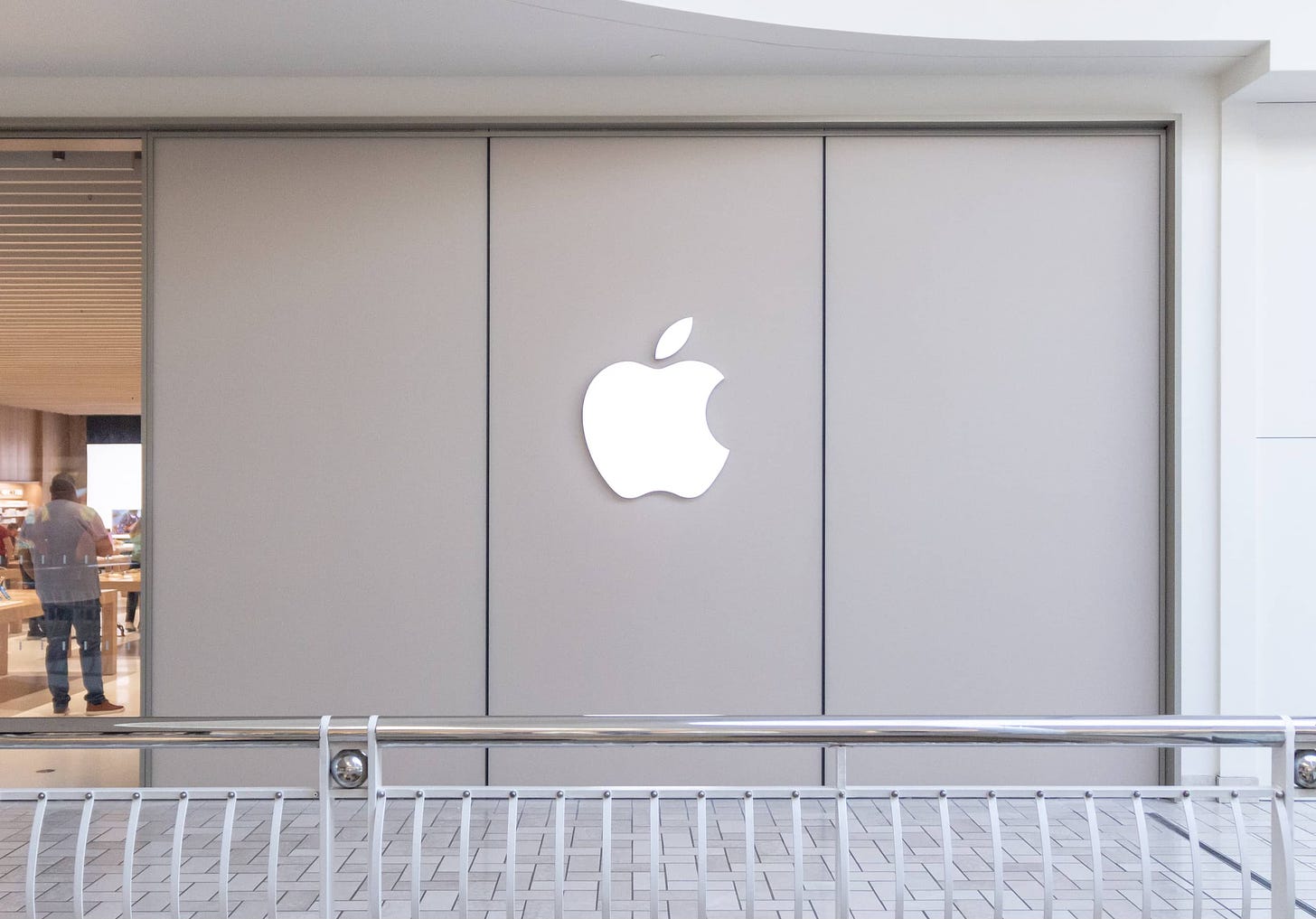 The entrance panels and Apple logo at Apple Tysons Corner.