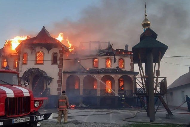 Felgyújtották a csernyivci vidéki kanonoki ukrán ortodox egyház Poceaev Szent Jób templomát