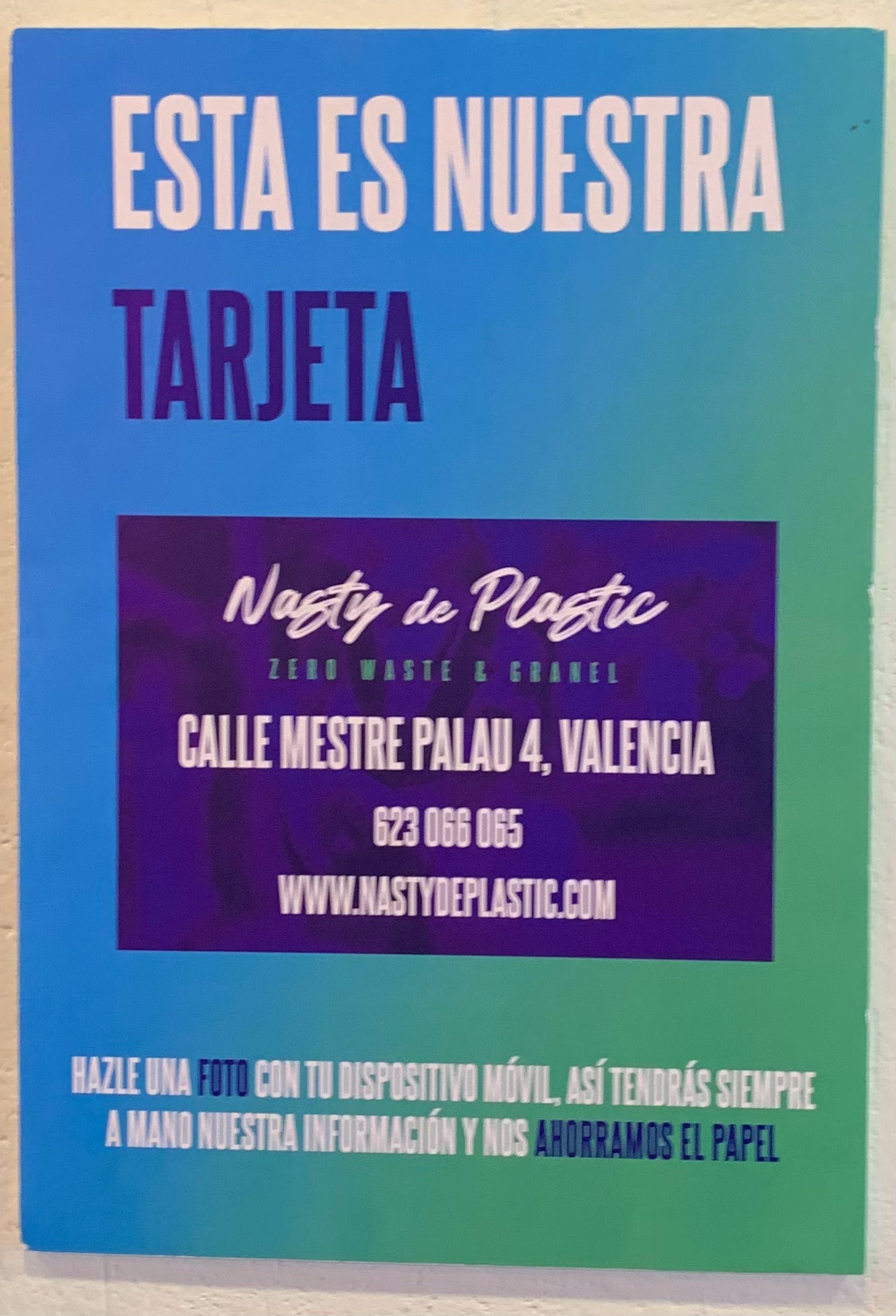 A poster in Spanish with the eco store's information. The store's real name is "Nasty de Plastic".