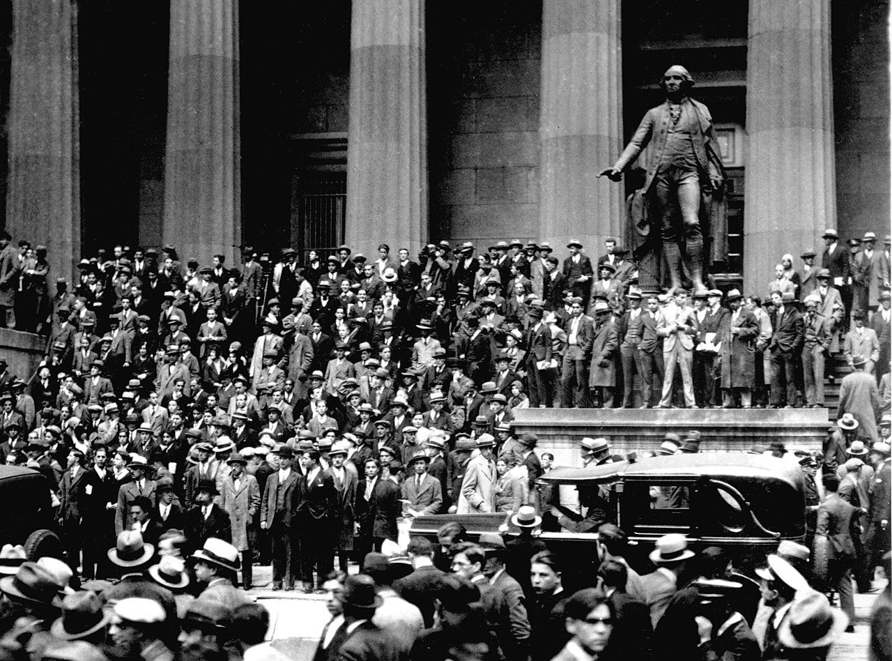 Crowds gather on the sub-treasury building steps across from the NYSE on Black Thursday (October 24, 1929).