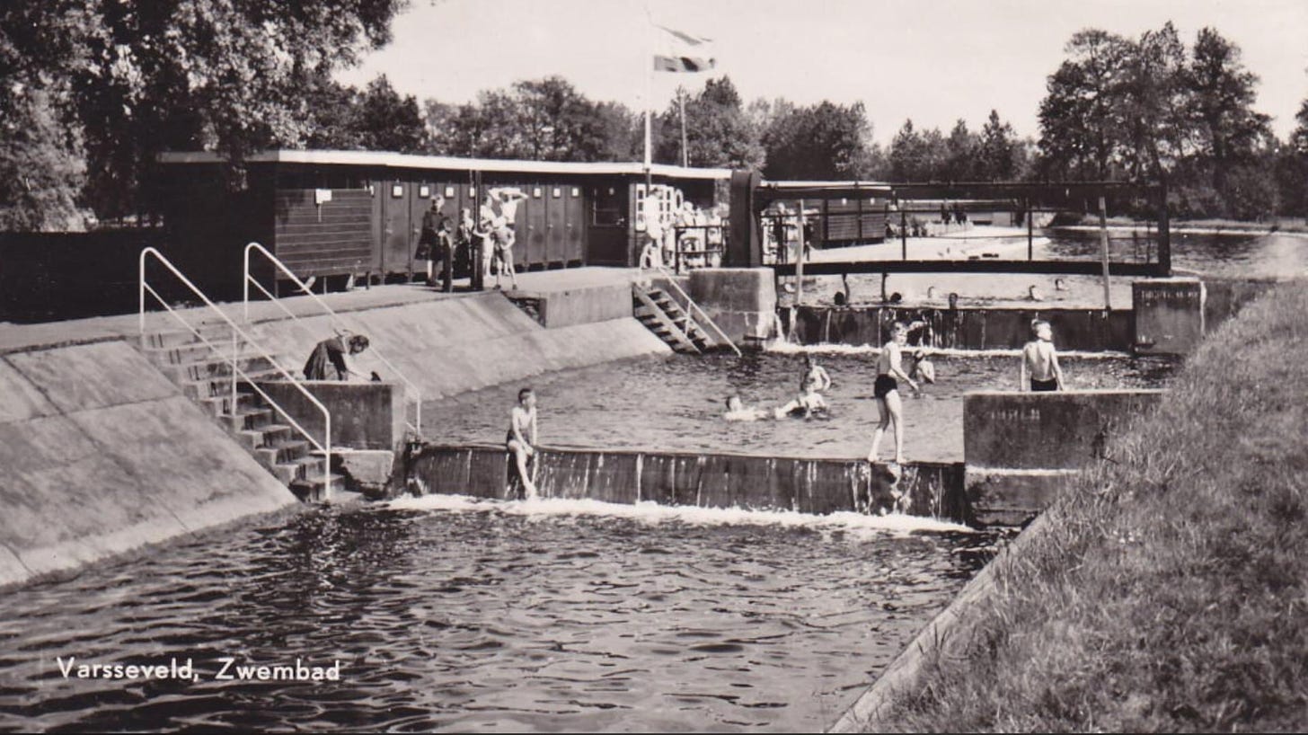 Zwemmen in de Slingebeek bij de stuw in Varsseveld.         