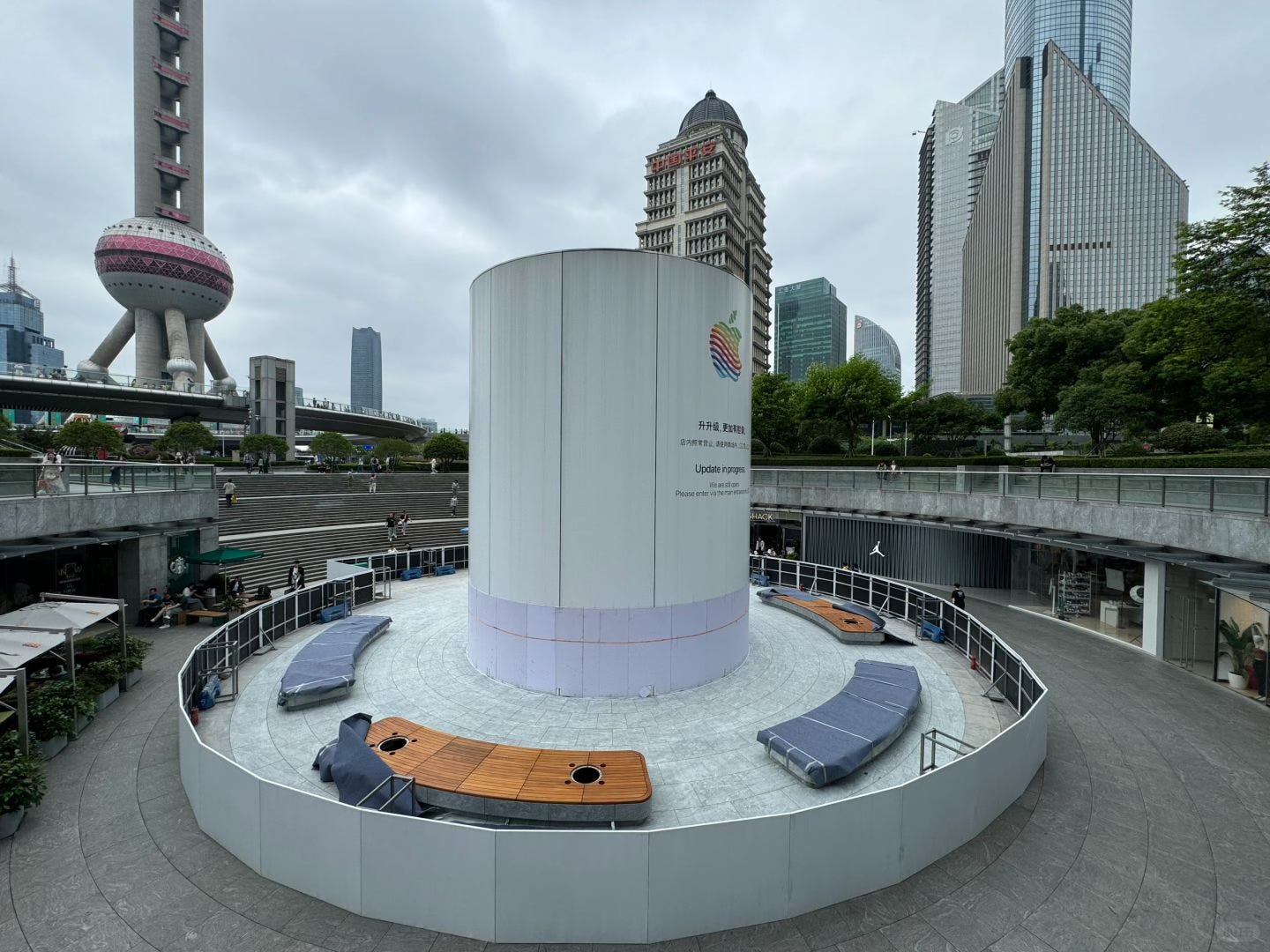 The exterior of Apple Pudong as seen from the upper plaza. New benches have been installed but are still covered. The exterior of Apple Pudong as seen from the upper plaza. New benches have been installed but are still covered.