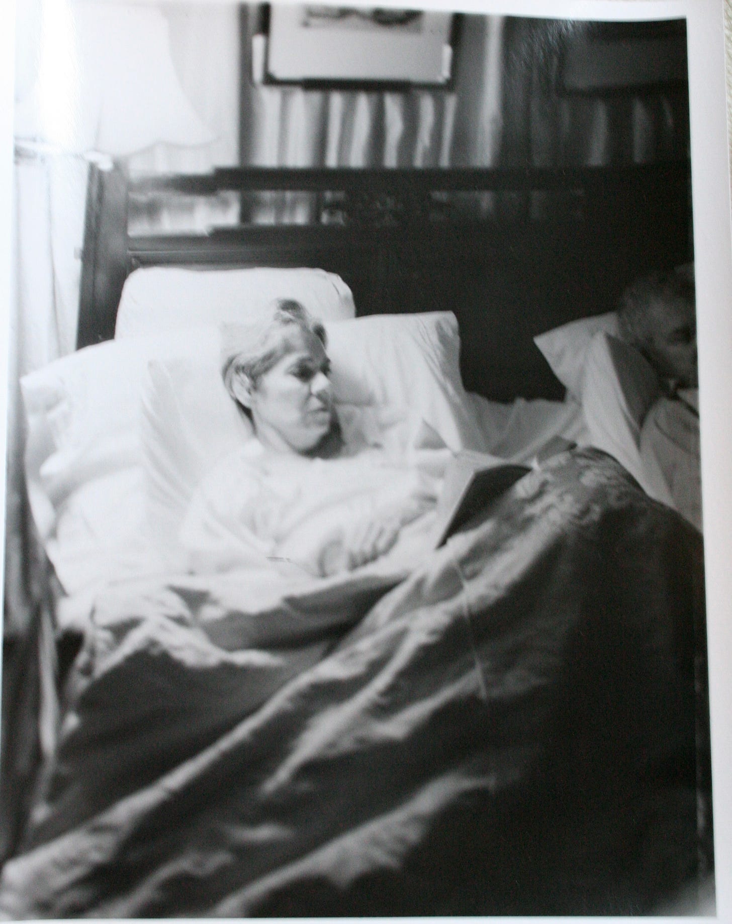 photo of vita muir and art muir in bed