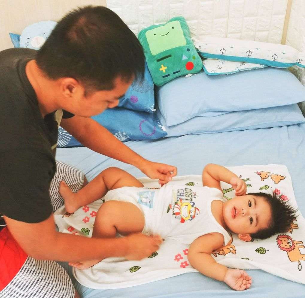 Daddy changing baby's diaper with QPants Baby Diaper