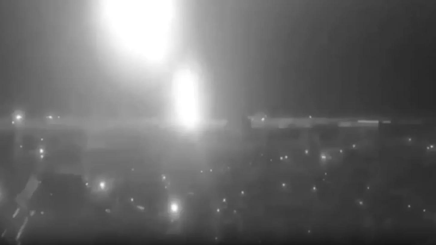 Screenshot of social media video showing Russia's Oreshnik hypersonic ballistic missile system targeting a major defense-related enterprise in Dnepropetrovsk, Ukraine. - Sputnik International, 1920, 28.11.2024