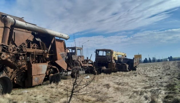 Ukrainian farmers bring destroyed agricultural machinery to Polish border