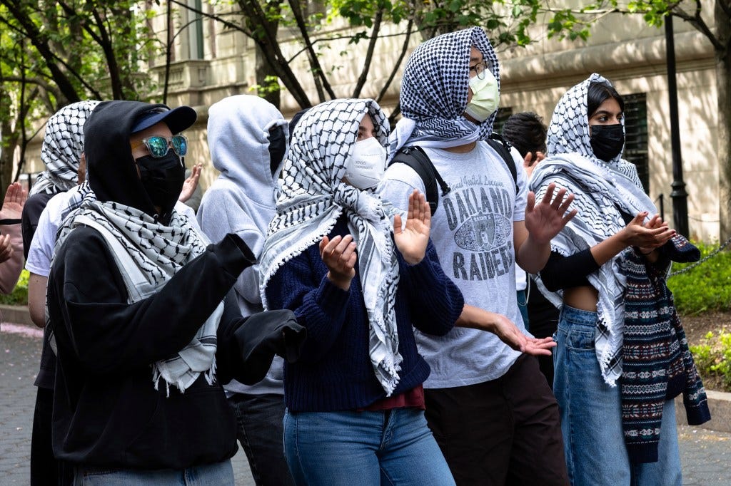 Palesztinbarát tüntetők skandálnak a Columbia Egyetem bejárata mellett 2024. április 30-án, kedden New Yorkban.