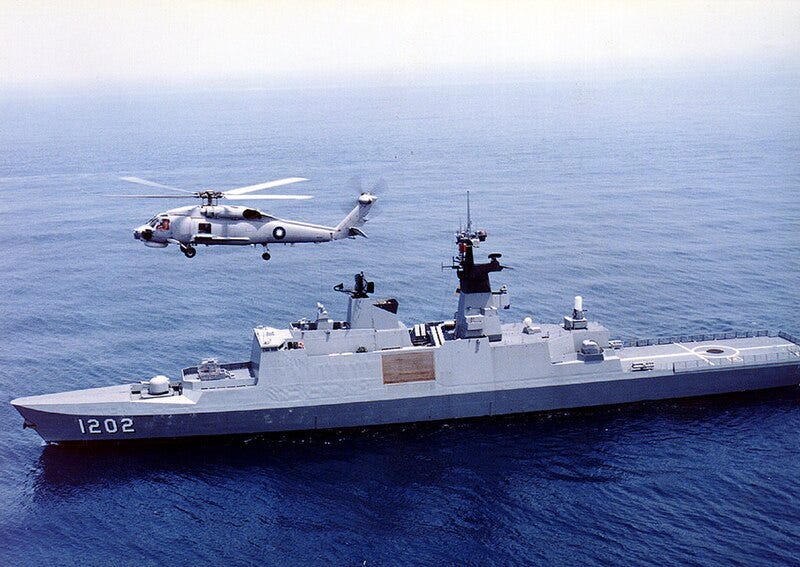 File:ROC Navy PFG3-1202 and S-70C.jpg