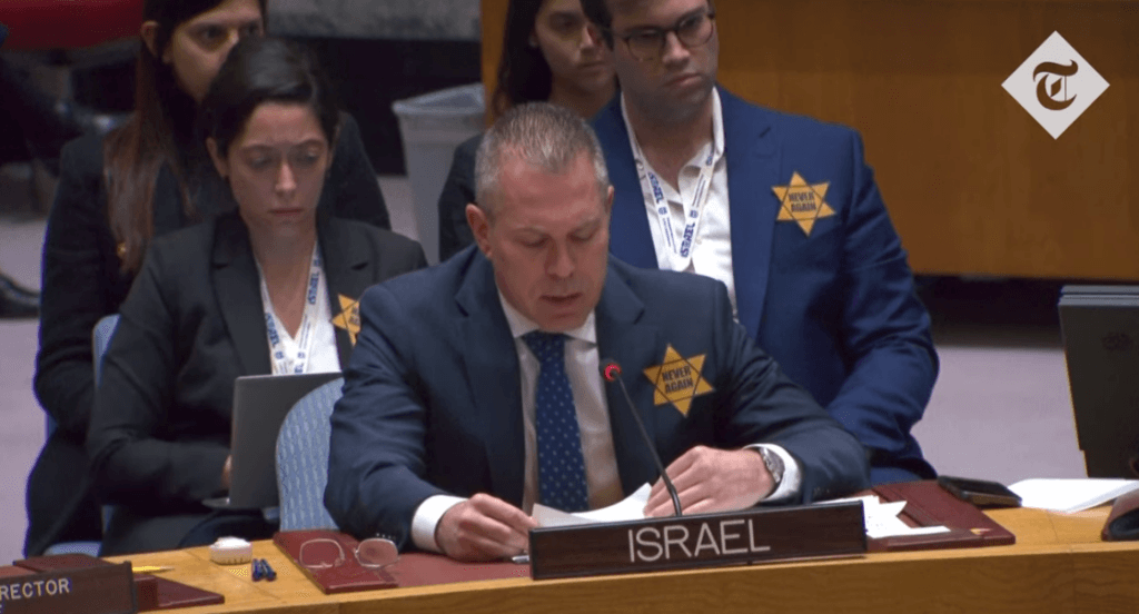 Le Représentant permanent d'Israël, Gilad Erdan, auprès de l'ONU, porte une étoile jaune.  (Photo : capture d'écran d'une vidéo sur la chaîne Youtube The Telegraph)