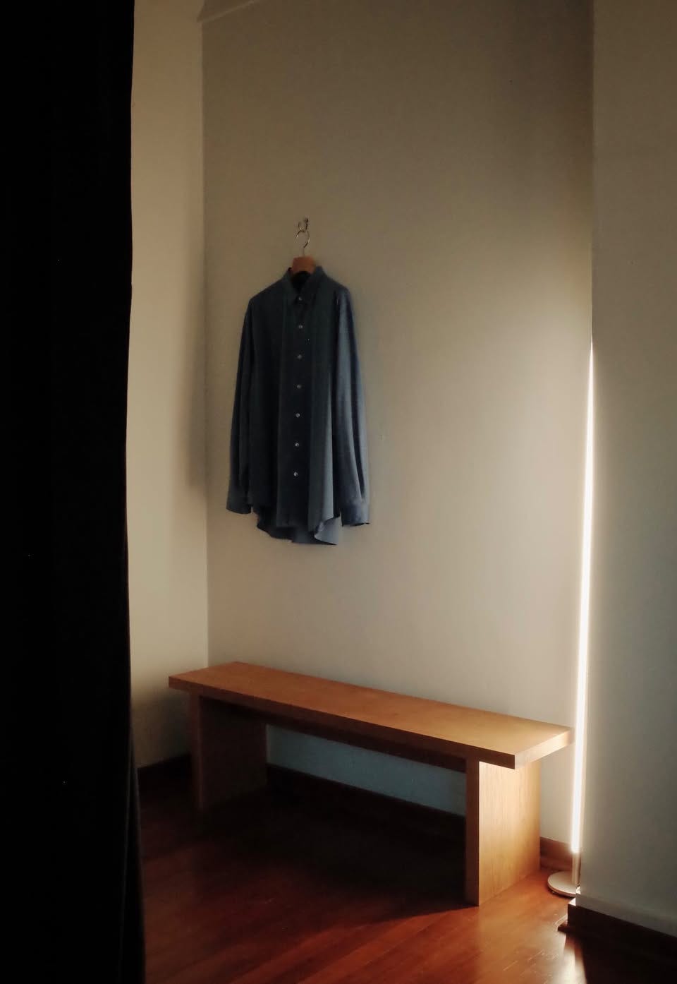 Photo of the fitting room bench at sycamore (left).