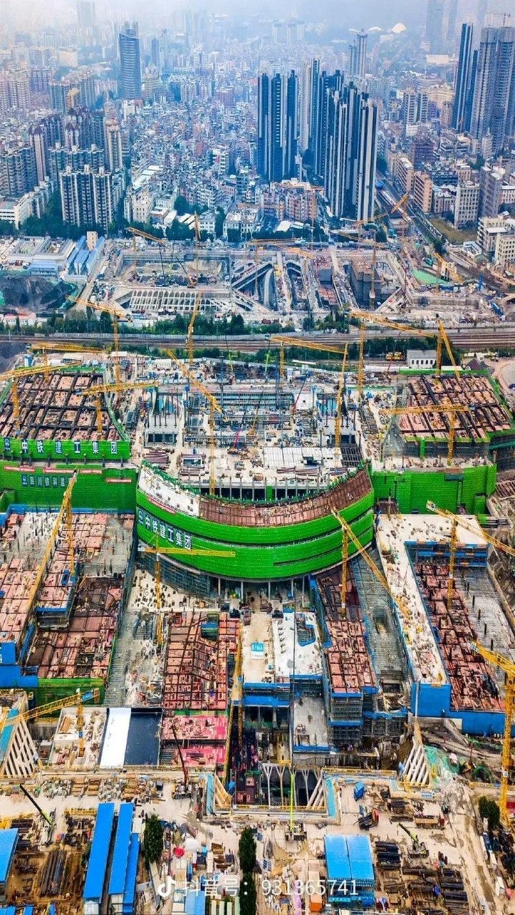 Guangzhou China Bandera de China nueva estación de tren en construcción. La estación de tren más grande de Asia, conectada por 6 líneas de subte. Tendrá una extensión similar a 30 plazas 