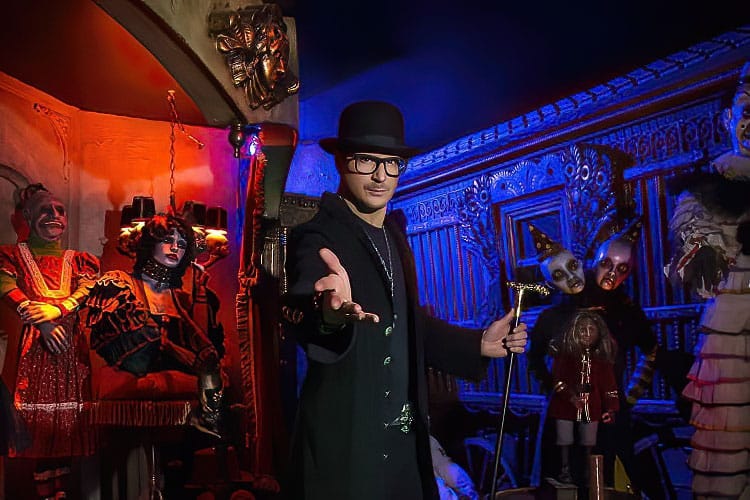 Zak Bagans ' The Haunted Museum Offers a Spooky Collection of the Weird and  Macabre