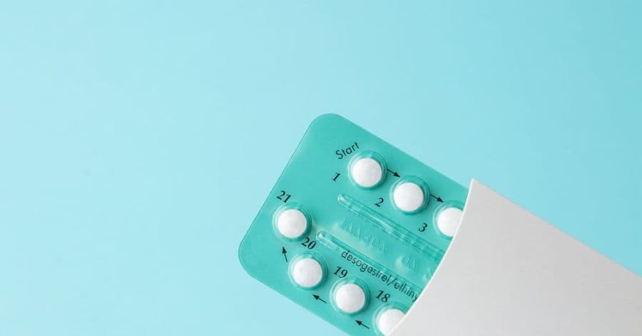 Nell’immagine: la porzione di un blister di pillole anticoncezionali esce dalla sua confezione, su sfondo azzurro.