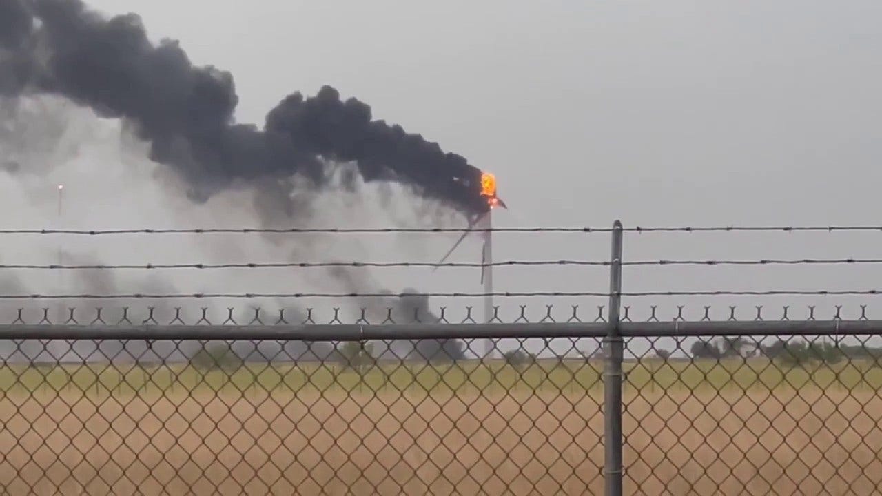 Texas wind turbine turbine catches fire after lightning strike - Rifnote Wire