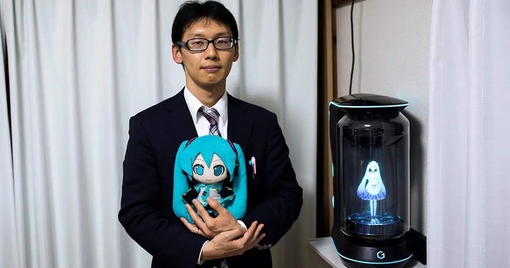 Akihiko ve hologram eşi Miku. Merak ettiğim şu: hologram ile evlenmek mümkünse, boşanmak da mümkün mü?