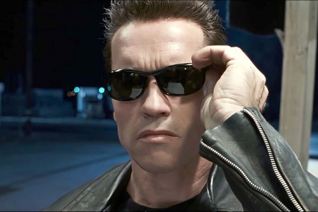 Close-view-of-Arnold-Schwarzenegger-putting-on-dark-black-sunglasses-frame.jpg (1080×721)