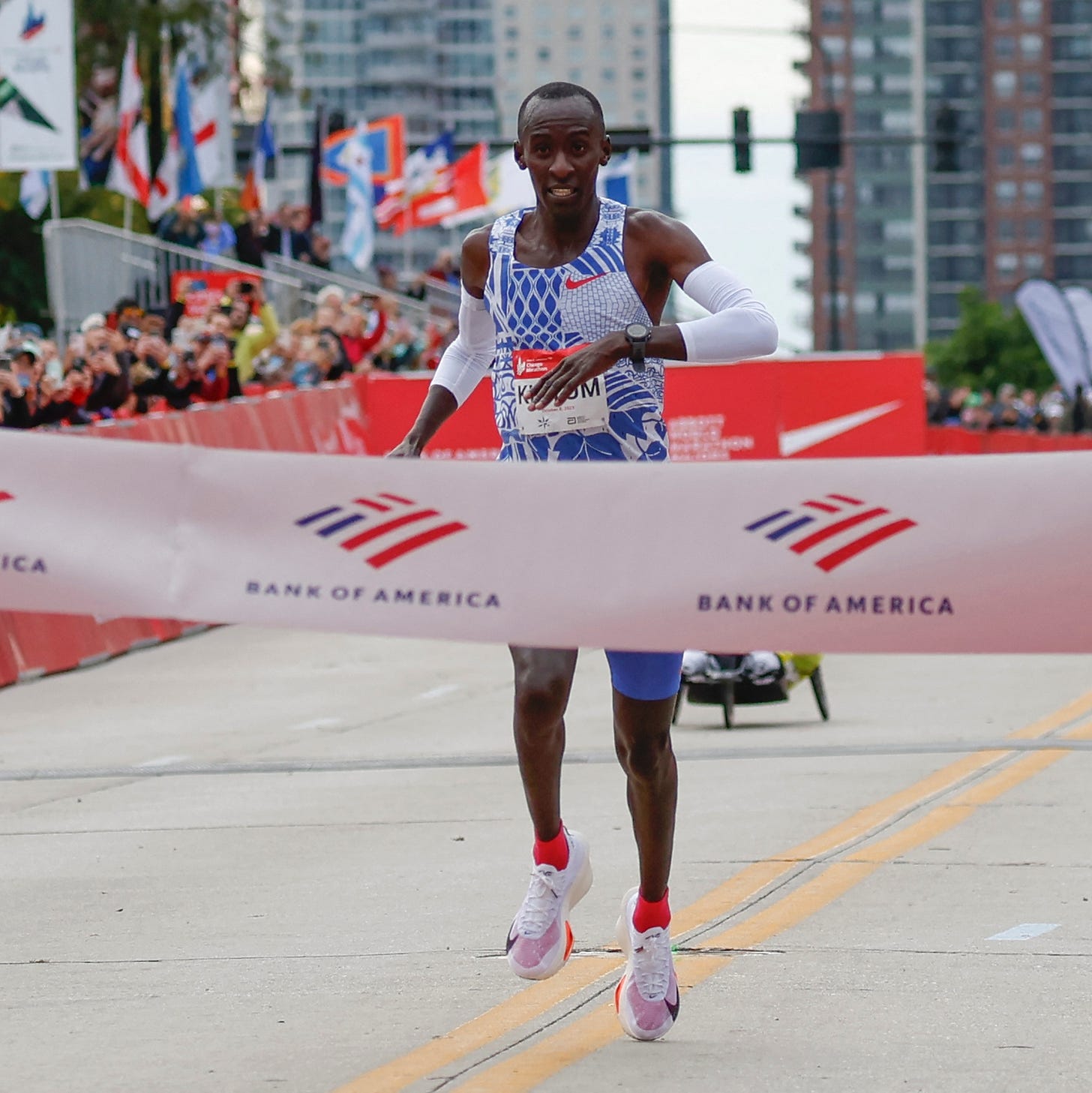 Queniano Kelvin Kiptum estipula novo recorde mundial da maratona