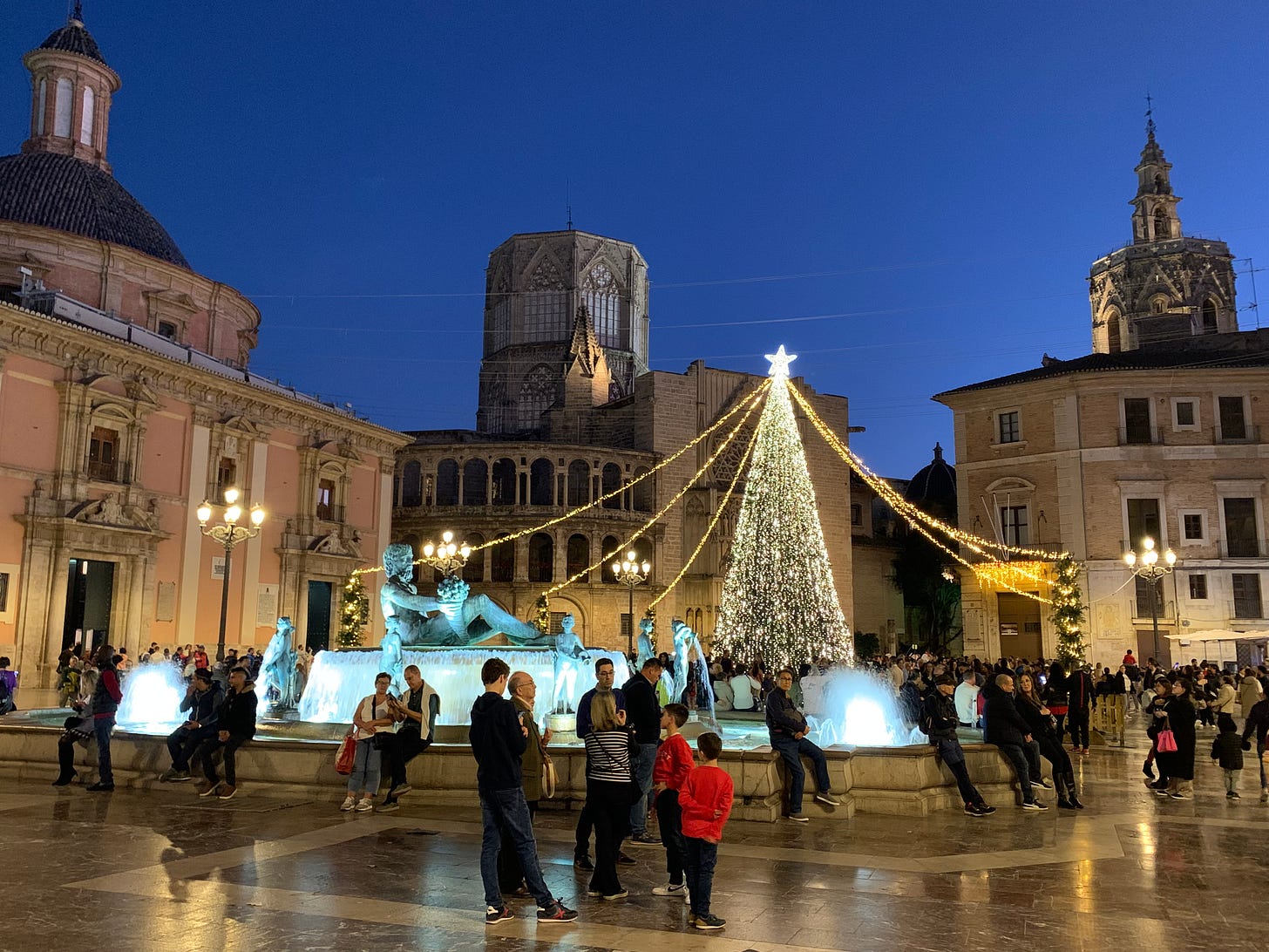 Another view of the Plaza de Virgin with the fountain in front of the Christmas tree, with the Basilica and the cathedral behind it.