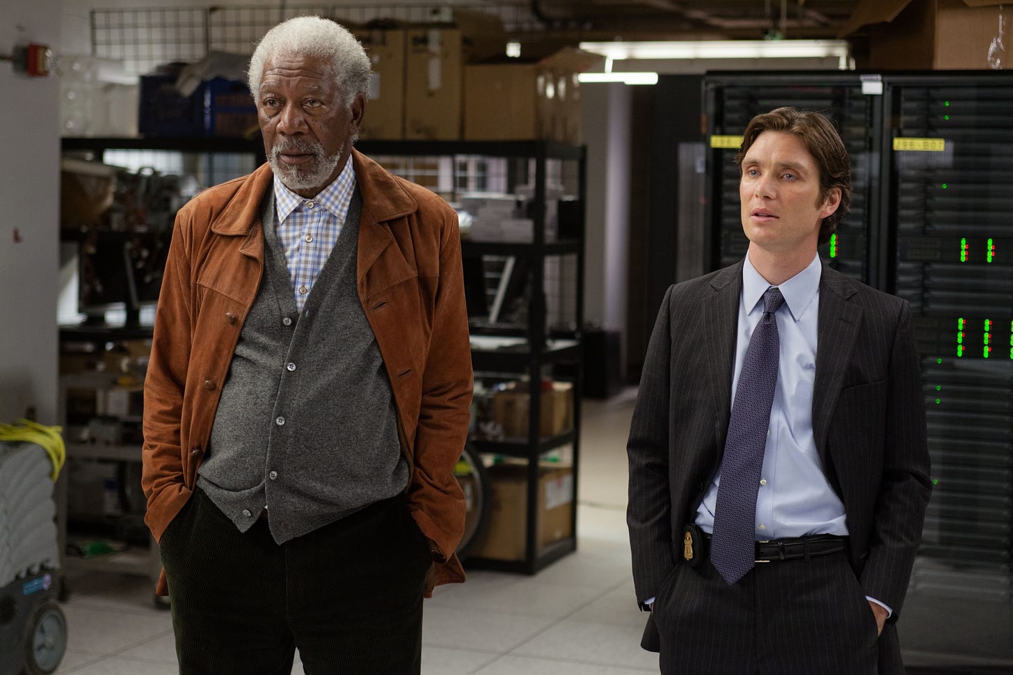cena do filme transcendence com Morgan Freeman no laboratório do Dr. Will, interpretado por Johnny Depp.