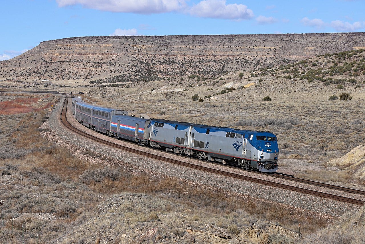 Tren de Amtrak en el desierto