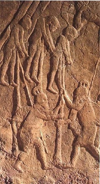 Aan de paal hangen van Judeeërs in een neo-Assyrisch reliëf (publiek domein)