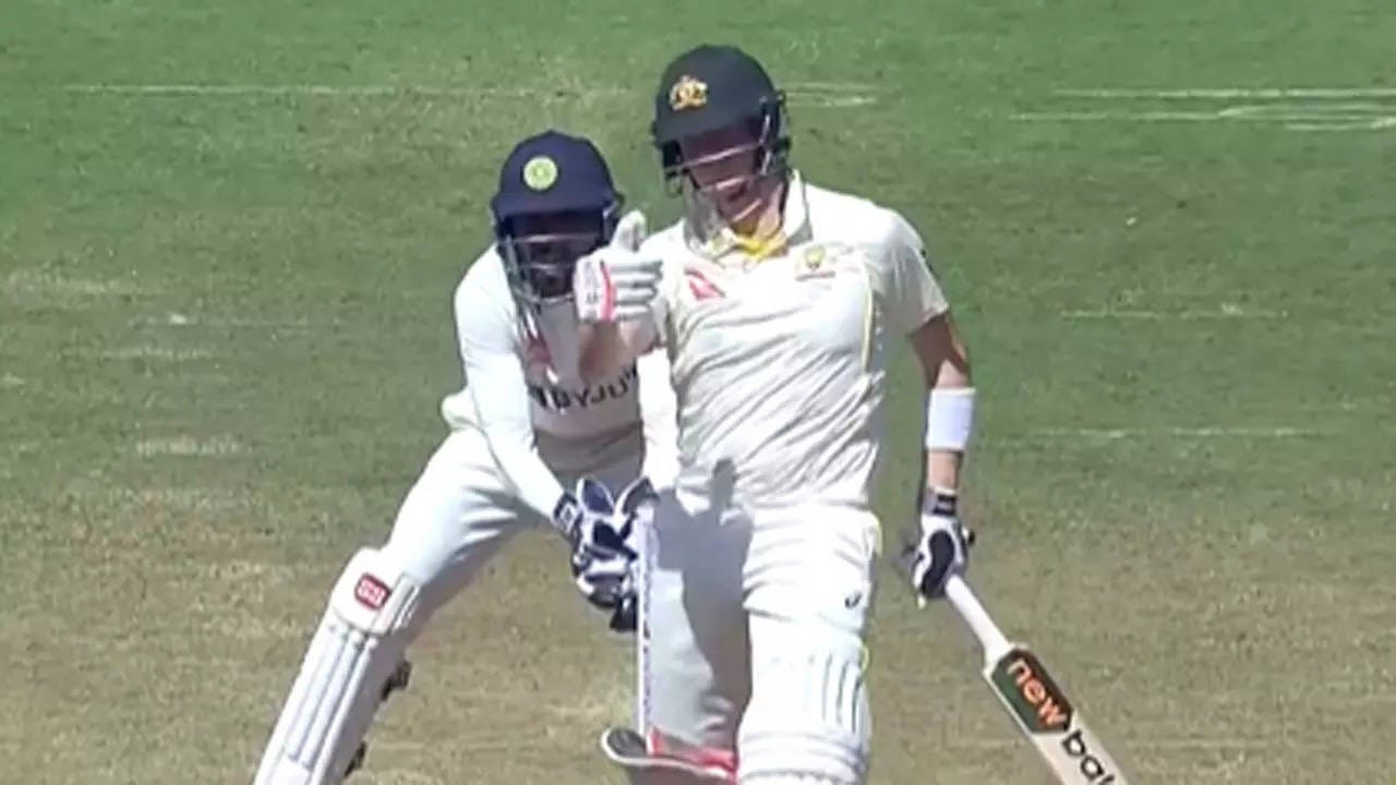 Steve Smith's 'thumbs up' reactions trigger meme fest on social media |  Cricket News - Times of India