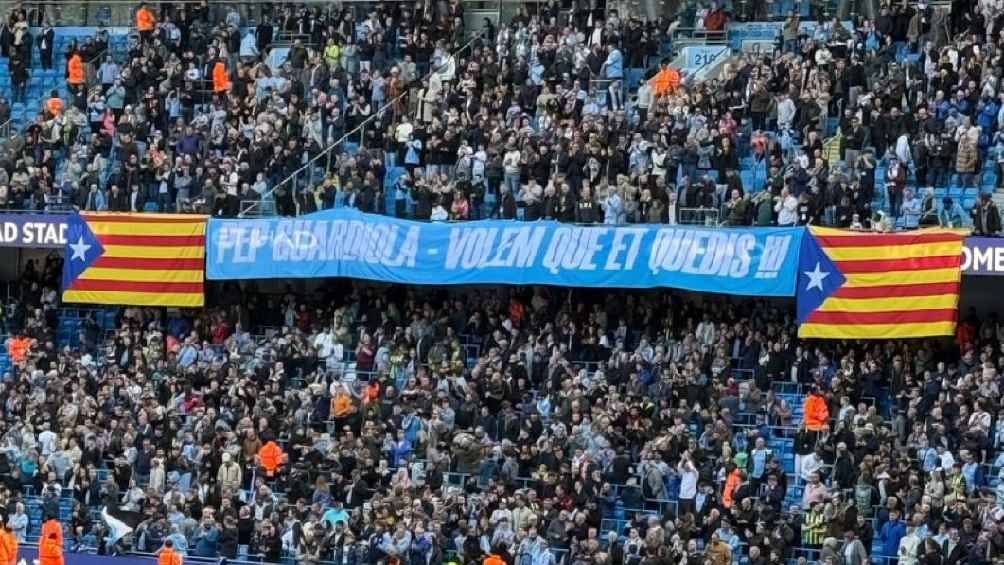 Aficionados de Manchester City colocan pancarta pidiéndole a Pep Guardiola  que se quede