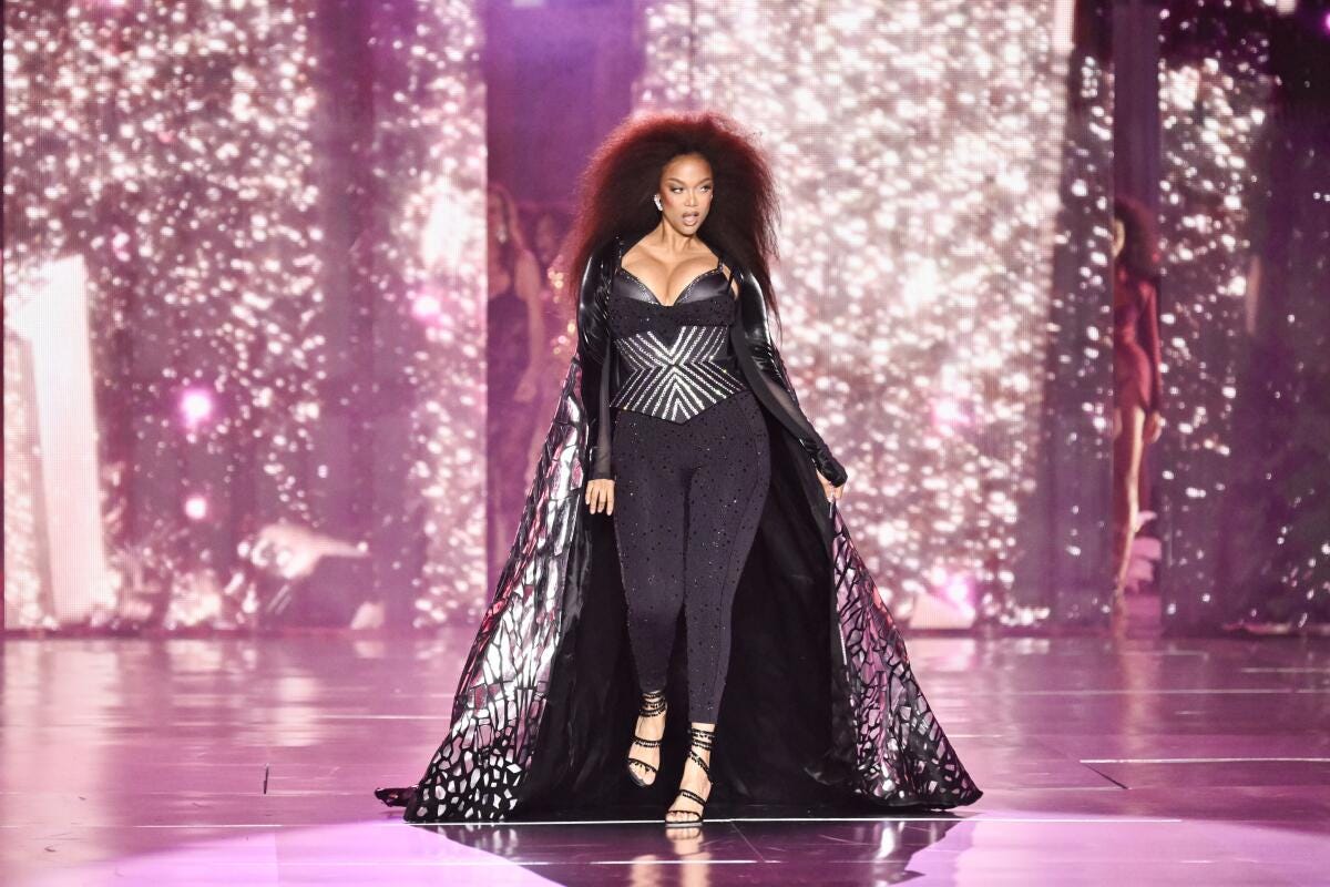 Tyra Banks closes out 2024 Victoria's Secret Fashion Show - Los Angeles  Times