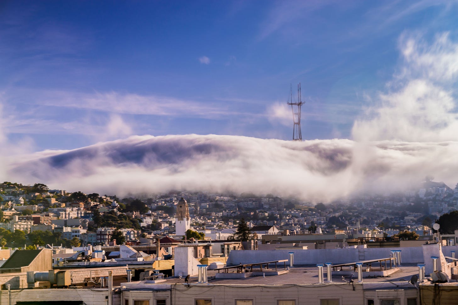 Fog rolling over Twin Peaks, San Francisco, California [OC] [6000 x ...