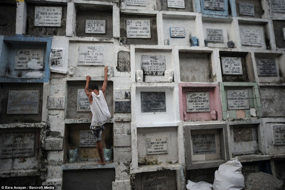 Manila children preparing for annual Filipino Day of the Dead festival ...