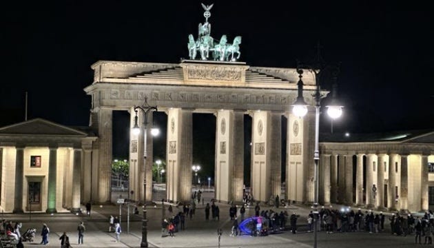 Роспроп створив низку відеопідробок про символіку до 9 травня у Берліні та Нью-Йорку