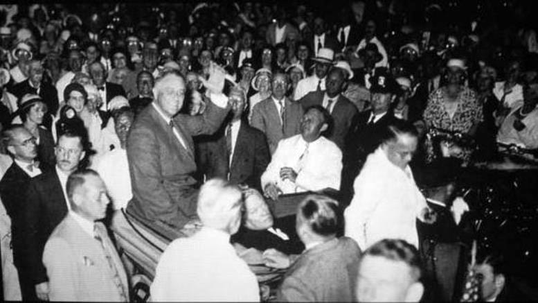 Figure 2: Roosevelt waves at the crowd as he arrives in Bayfront Park