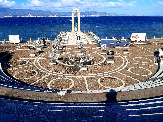 sul lungomare di Reggio, uno spiazzo a forma di anfiteatro