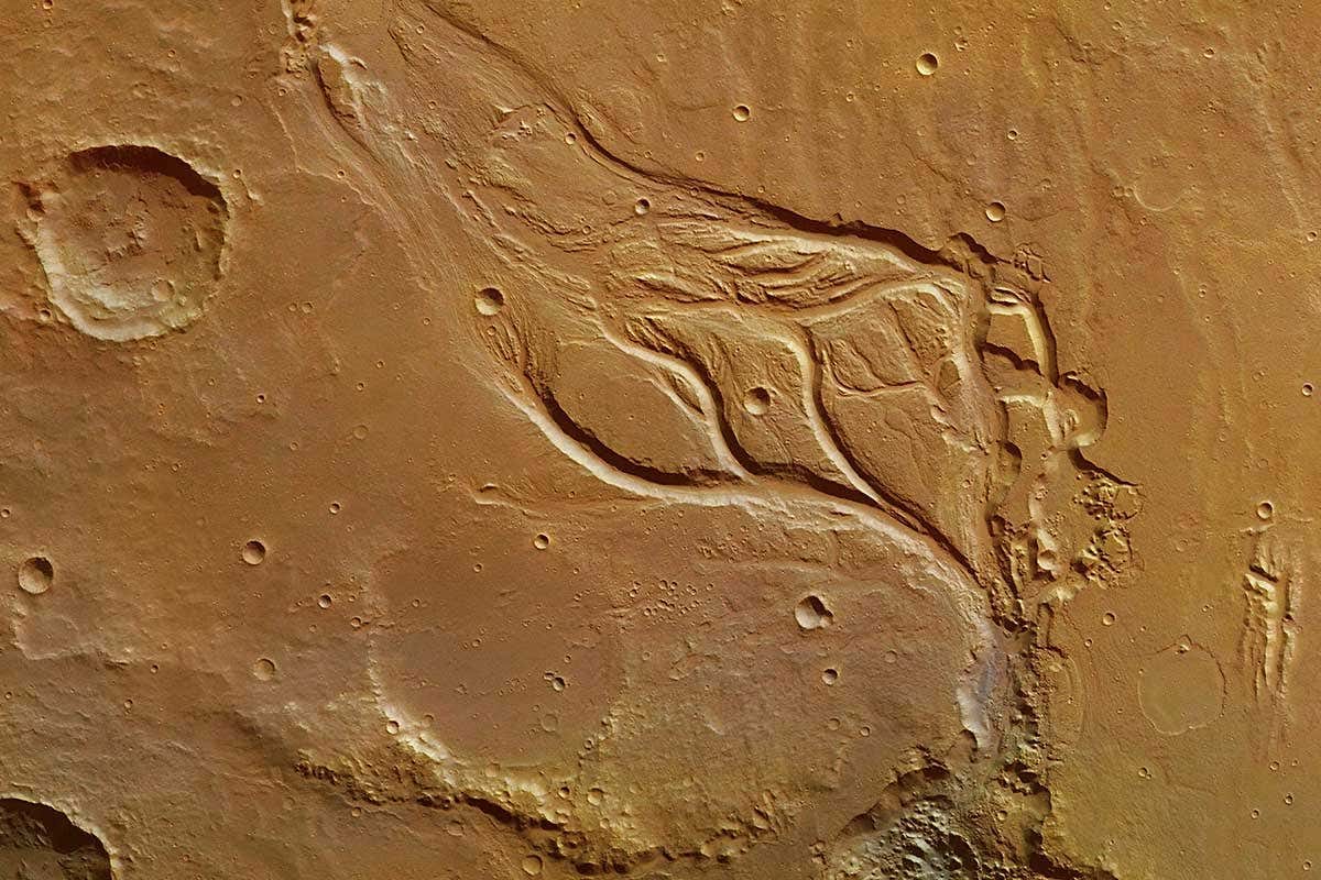 Mars used to have massive flowing rivers twice as wide as Earth's | New  Scientist