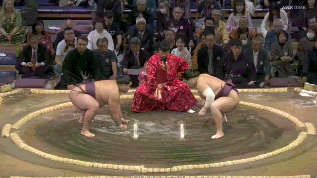 Nishikifuji (right) defeats Roga (left).