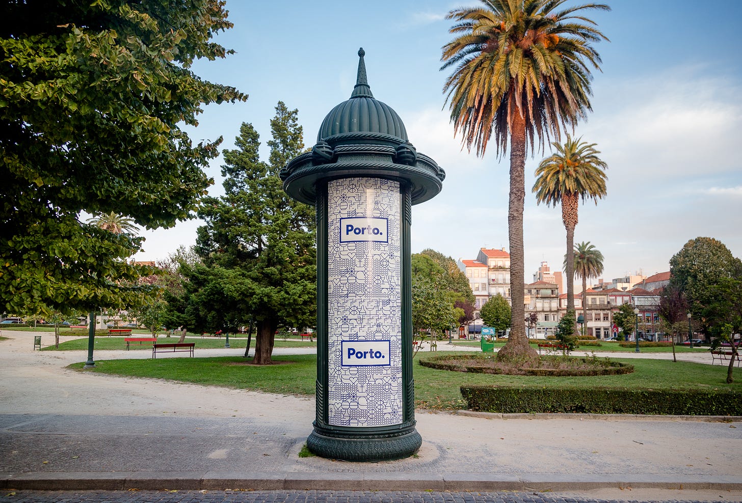 In un parco di Porto, sulla facciata di una torretta decorativa compare il manifesto della città con la scritta Porto. in azzurro dentro un rettangolo bianco.