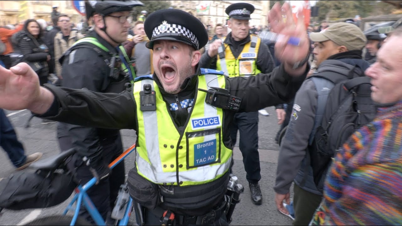 Heavy police presence as demonstrators face off during Oxford LTN protest -  YouTube